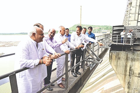 ಆಲಮಟ್ಟಿಯ ಲಾಲ ಬಹಾದ್ದೂರ ಶಾಸೀ ಸಾಗರವನ್ನು ಜಲಸಂಪನ್ಮೂಲ ಸಚಿವ ರಾಮಲಿಂಗಾರೆಡ್ಡಿ ವೀಕ್ಷಿಸಿದರು. ಶಾಸಕರಾದ ಶಿವಾನಂದ ಪಾಟೀಲ, ಸಿ.ಎಸ್.ನಾಡಗೌಡ, ಜೆ.ಟಿ.ಪಾಟೀಲ್, ಉಮೇಶ ಮೇಟಿ, ಕೆಬಿಜೆಎನ್‌ಎಲ್ ಎಂಡಿ ಕೆ.ಬಿ.ಕುಲಕರ್ಣಿ, ಸಿ.ಇ ಡಿ.ಬಸವರಾಜ ಇತರರಿದ್ದರು.