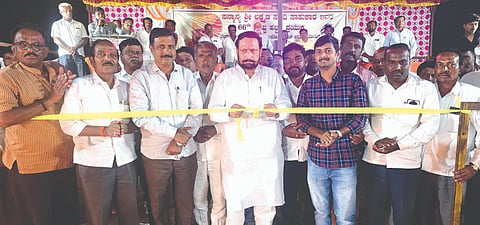 ಕೊಕಟನೂರ ಗ್ರಾಮದಲ್ಲಿ ಶಾಸಕ ಲಕ್ಷ್ಮಣ ಸವದಿ ಅವರ ಜನ್ಮದಿನ ಅಂಗವಾಗಿ ಹಮ್ಮಿಕೊಂಡಿದ್ದ ಅಂತರ್ ರಾಜ್ಯ ಮಟ್ಟದ ಹೊನಲು ಬೆಳಕಿನ ಕಬಡ್ಡಿ ಪಂದ್ಯಾವಳಿಗೆ ಶಾಸಕ ಲಕ್ಷ್ಮಣ ಸವದಿ ಚಾಲನೆ ನೀಡಿದರು. ಶ್ಯಾಮರಾವ ಪೂಜಾರಿ, ಸಿದರಾಯ ಯಲಡಗಿ, ರಾಹುಲ ಪೂಜಾರಿ, ಸುರೇಶ ಪೂಜಾರಿ ಇತರರಿದ್ದರು. 