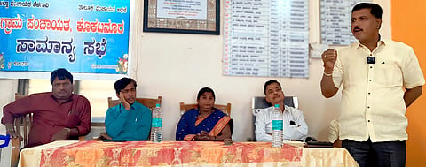 ಕೊಕಟನೂರ ಗ್ರಾಪಂನಲ್ಲಿ ಹಮ್ಮಿಕೊಂಡಿದ್ದ ಸಾಮಾನ್ಯ ಸಭೆಯಲ್ಲಿ ಶ್ಯಾಮರಾವ್ ಪೂಜಾರಿ ಮಾತನಾಡಿದರು. ಅರ್ಜುನ ಪೂಜಾರಿ, ಗುರುಮೂರ್ತಯ್ಯ ಕಾಡದೇವರಮಠ, ಬಾಳಾಸಾಹೇಬ ಪೂಜಾರಿ ಇತರರಿದ್ದರು.