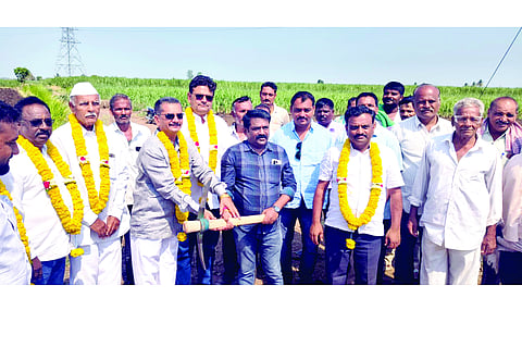 ಐನಾಪುರ-ಕುಡಚಿ ಸಂಪರ್ಕ ರಸ್ತೆ ಕಾಮಗಾರಿಗೆ ಪಟ್ಟಣ ಪಂಚಾಯಿತಿ ಸದಸ್ಯರಾದ ಪ್ರವೀಣ ಗಾಣಿಗೇರ, ಅರುಣ ಗಾಣಿಗೇರ ಭೂಮಿಪೂಜೆ ನೆರವೇರಿಸಿದರು. ಸಂಜಯ ಬಿರಡಿ, ವೀರಣ್ಣ ವಾಲಿ ಇತರರಿದ್ದರು.