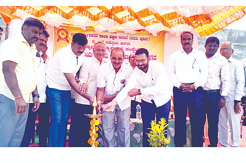 ಐನಾಪುರದಲ್ಲಿ ಹಮ್ಮಿಕೊಂಡಿದ್ದ ತಾಲೂಕು ಮಟ್ಟದ ಕ್ರೀಡಾಕೂಟಕ್ಕೆ ಗಣ್ಯರು ಚಾಲನೆ ನೀಡಿದರು. ಸಂಜು ಕುಚನೂರೆ, ಗುಂಡು ಖವಟಕೊಪ್ಪ, ಸತೀಶ ಅಪರಾಜ, ಡಾ.ವಿಕಾಸ ಕಾರ್ಚಿ ಇತರರಿದ್ದರು.