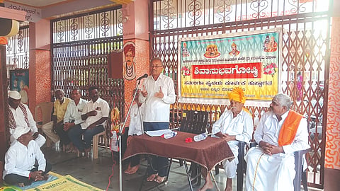 ಅಳಗವಾಡಿ ಗ್ರಾಮದ ಶ್ರೀ ರಾಮಲಿಂಗೇಶ್ವರ ದೇವಸ್ಥಾನದಲ್ಲಿ ಹಮ್ಮಿಕೊಂಡಿದ್ದ ಶಿವಾನುಭವ ಗೋಷ್ಠಿಯಲ್ಲಿ ಡಾ.ವಿ.ಎಸ್.ಮಾಳಿ ಮಾತನಾಡಿದರು. ಬಸವರಾಜ ಶರಣರು, ಮಹಾದೇವ ಶಿರಗೂರೆ, ಹನುಮಂತ ಗುರವ ಇತರರಿದ್ದರು.