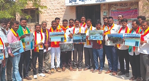 ಗಡಿಭಾಗದ ಸರ್ಕಾರಿ ಶಾಲೆ ಅಭಿವೃದ್ಧಿಪಡಿಸುವಂತೆ ಒತ್ತಾಯಿಸಿ ಕರ್ನಾಟಕ ರಕ್ಷಣಾ ವೇದಿಕೆ ಕಾರ್ಯಕರ್ತರು ಈಚೆಗೆ ಕ್ಷೇತ್ರ ಶಿಕ್ಷಣಾಧಿಕಾರಿ ಕಚೇರಿ ಮುಂದೆ ಪ್ರತಿಭಟನೆ ನಡೆಸಿದರು. ಸಂಜು ಬಡಿಗೇರ, ಪ್ರತಾಪ ಪಾಟೀಲ, ಸುನೀಲ ತೇರದಾಳೆ, ಸಂಜು ಕಾಂಬಳೆ, ಅನಿಲ ನಾವಿ, ಖಾನಪ್ಪ ಬಾಡಕರ ಇತರರಿದ್ದರು.