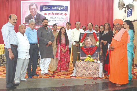 ಅಥಣಿ ಪಟ್ಟಣದಲ್ಲಿ ಹಮ್ಮಿಕೊಂಡಿದ್ದ ಡಾ.ಸಂಪತ್‌ಕುಮಾರ ಶಿವಣಗಿ ನುಡಿನಮನ ಕಾರ್ಯಕ್ರಮದಲ್ಲಿ ಶೆಟ್ಟರಮಠದ ಮರುಳಸಿದ್ಧ ಸ್ವಾಮೀಜಿ, ಶಾಸಕ ಲಕ್ಷ್ಮಣ ಸವದಿ, ಡಾ.ಉದಯಾ ಶಿವಣಗಿ, ಡಾ.ಮಲ್ಲಿಕಾರ್ಜುನ ಹಂಜಿ, ಶಿವಶಂಕರ ಹಂಜಿ, ಸುನೀಲ ಶಿವಣಗಿ, ಡಾ.ಸ್ಮಿತಾ ಚೌಗಲಾ, ಸಂತೋಷ ಶಿವಣಗಿ ಇತರರಿದ್ದರು.