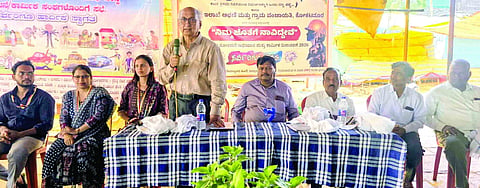  ಕೊಕಟನೂರ ಗ್ರಾಮದಲ್ಲಿ ಹಮ್ಮಿಕೊಂಡಿದ್ದ ಕಾರ್ಮಿಕರ ನೋಂದಣಿ ಅಭಿಯಾನದಲ್ಲಿ ವಕೀಲ ಸುಹಾಸ ದಾತಾರ ಮಾತನಾಡಿದರು. ಕೀರ್ತಿ ಕಾಡಗಿ, ಸನ್ಮತಿ ಬೆಳನವಗಿ, ಅರ್ಜುನ ಪೂಜಾರಿ ಇತರರಿದ್ದರು.