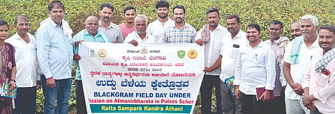 ಶೇಗುಣಸಿ ಗ್ರಾಮದಲ್ಲಿ ಕೃಷಿ ಇಲಾಖೆ ವತಿಯಿಂದ ಹಮ್ಮಿಕೊಂಡಿದ್ದ ರೈತ ತರಬೇತಿ ಕಾರ್ಯಕ್ರಮದಲ್ಲಿ ಶಂಕರ ಹಳದಮಳ, ಉಮೇಶ ಹಾವರೆಡ್ಡಿ, ಶಂಕರ ಹಳದಮಳ, ಉಮೇಶ ಹಾವರೆಡ್ಡಿ, ಕಲ್ಲಪ್ಪ ಮಾಳಿ, ಅನಿತಾ ಅಂಬಿ ಇತರರಿದ್ದರು.