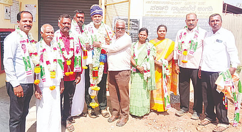 ಬನ್ನೂರಿನ ಸಮೀಪದ ದೊಡ್ಡಮುಲಗೂಡು ಗ್ರಾಮದ ಪ್ರಾಥಮಿಕ ಕೃಷಿ ಪತ್ತಿನ ಸಹಕಾರ ಸಂಘದ ಅಧ್ಯಕ್ಷರಾಗಿ ಸಿದ್ದರಾಮೇಗೌಡ ಆಯ್ಕೆಯಾದರು. ವೈ.ಎಸ್, ರಾಮುಸ್ವಾಮಿ, ಕಲ್ಪನಾನಾಗರಾಜು, ಕೆ. ಶಶಿಕುಮಾರ್, ಸುರೇಶ್, ಮಾಜಿ ಅಧ್ಯಕ್ಷ ಅಂಕೇಗೌಡ, ಪಂಚಲಿಂಗೇಗೌಡ ಮೊದಲಾದವರು ಇದ್ದರು. 