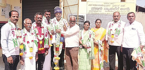  ದೊಡ್ಡಮುಲಗೂಡು ಗ್ರಾಮದ ಪ್ರಾಥಮಿಕ ಕೃಷಿ ಪತ್ತಿನ ಸಹಕಾರ ಸಂಘದ ಅಧ್ಯಕ್ಷರಾಗಿ ಸಿದ್ದರಾಮೇಗೌಡ ಆಯ್ಕೆಯಾದರು. ವೈ.ಎಸ್, ರಾಮುಸ್ವಾಮಿ, ಕಲ್ಪನಾನಾಗರಾಜು, ಕೆ. ಶಶಿಕುಮಾರ್, ಸುರೇಶ್, ಮಾಜಿ ಅಧ್ಯಕ್ಷ ಅಂಕೇಗೌಡ, ಪಂಚಲಿಂಗೇಗೌಡ ಇದ್ದರು.