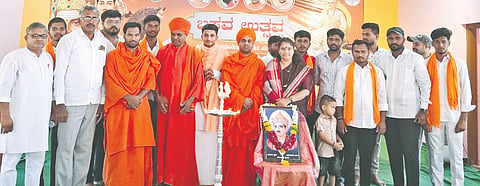 ಬಸವಕಲ್ಯಾಣ ತಾಲೂಕಿನ ಅಟ್ಟೂರ ಗ್ರಾಮದಲ್ಲಿ ಗುರುವಾರ ಆಯೋಜಿಸಿದ್ದ ಬಸವ ಉತ್ಸವ ಹಾಗೂ ಬಸವ ಯುವ ಸೇನೆಯ ದಶಮಾನೋತ್ಸವ ಕಾರ್ಯಕ್ರಮವನ್ನು ರೈತ ವಿಜ್ಞಾನಿ ಪ್ರಶಸ್ತಿ ಪುರಸತ ಶರಣಬಸಪ್ಪ ಪಾಟೀಲ್​ ಉದ್ಘಾಟಿಸಿದರು. ಶ್ರೀ ಡಾ.ಶಿವಾನಂದ ಮಹಾಸ್ವಾಮೀಜಿ, ಶ್ರೀ ಸಿದ್ಧಲಿಂಗ ದೇವರು, ಶ್ರೀ ಡಾ.ಅಭಿನವ ನಲಿಂಗ ರುದ್ರಮುನಿ ಶಿವಾಚಾರ್ಯ, ಶ್ರೀ ಅಭಿನವ ಚನ್ನಬಸವ ಮಹಾಸ್ವಾಮೀಜಿ, ಸಾವಿತ್ರಿ ಸಲಗರ ಇತರರಿದ್ದರು.