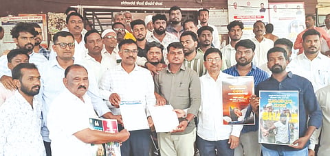 ಬಸವಕಲ್ಯಾಣ: ಸೋನಮ್​ ವಾಂಗ್ಚುಕ್​ ಅವರ ಬಂಧನ ಮತ್ತು ವಿದ್ಯಾರ್ಥಿಗಳ ಮೇಲಿನ ಲಾಠಿ ಚಾರ್ಜ್​ ಖಂಡಿಸಿ ಗ್ರಾಮ ಕ್ರಾಂತಿ ಸೇನೆ ಬಸವ ಕಲ್ಯಾಣ ಹಾಗೂ ಕರ್ನಾಟಕ ವಿದ್ಯಾರ್ಥಿ ಸಂಘಟನೆಯಿಂದ ಬಸವಕಲ್ಯಾಣದಲ್ಲಿ ಮಂಗಳವಾರ ರಾಷ್ಟ್ರಪತಿಗೆ ಬರೆದ ಮನವಿ ಪತ್ರವನ್ನು ತಹಸೀಲ್ದಾರ್​ ಡಾ.ದತ್ತಾತ್ರೇಯ ಗಾದಾ ಅವರಿಗೆ ಸಲ್ಲಿಸಲಾಯಿತು. ಪ್ರಮುಖರಾದ ಸಂದೀಪ ಮುಕಿಂದೆ, ಸುರೇಶ ಮೋರೆ, ರವೀಂದ್ರ ಕೊಳಕುರ, ಆನಂದ ಖಂಡಾಳೆ, ಇಕ್ರಮುದ್ದೀನ್​ ಖಾದೀವಾಲೆ, ಪ್ರಫುಲ್​ ಗಾಯಕವಾಡ ಇತರರಿದ್ದರು.