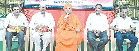 ಶ್ರಾವಣ ಮಾಸದ ನಿಮಿತ್ತ ಬಸವಕಲ್ಯಾಣದ ಸಂಸ್ಥಾನ ಗವಿಮಠದಲ್ಲಿ ಗುರುವಾರ ಸಂಜೆ ಆಯೋಜಿಸಿದ್ದ ಉಪನ್ಯಾಸ ಮಾಲೆ ಕಾರ್ಯಕ್ರಮದಲ್ಲಿ ಶ್ರೀ ಡಾ.ಅಭಿನವ ಘನಲಿಂಗ ರುದ್ರಮುನಿ ಶಿವಾಚಾರ್ಯರು ಮಾತನಾಡಿದರು. ಶಿವಶಂಕರ ರಾಮಣ್ಣನವರ, ದಿಲೀಪಕುಮಾರ ದೇಸಾಯಿ, ಸೂರ್ಯಕಾಂತ ಬಿರಾದಾರ, ಬಸವರಾಜ ಗೋರ್ಟಾ ಇದ್ದರು.