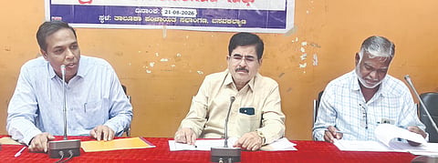 ಬಸವಕಲ್ಯಾಣ ತಾಪಂ ಸಭಾಂಗಣದಲ್ಲಿ ಶುಕ್ರವಾರ ಗ್ಯಾರಂಟಿ ಯೋಜನೆ ತಾಲೂಕು ಅಧ್ಯಕ್ಷ ನೀಲಕಂಠ ರಾಠೋಡ್​  ಅಧ್ಯಕ್ಷತೆಯಲ್ಲಿ ಪ್ರಗತಿ ಪರಿಶೀಲನಾ ಸಭೆ ನಡೆಯಿತು. ಮಹ್ಮದ್​ ಸಲೀಂ, ರಾಜರೆಡ್ಡಿ ಪಾಟೀಲ್​ ಇದ್ದರು. 