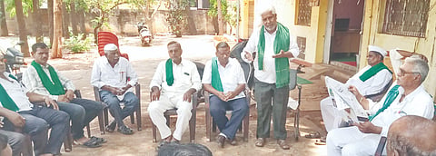 ಬಸವಕಲ್ಯಾಣದ ರೈತ ಭವನದಲ್ಲಿ ಕರ್ನಾಟಕ ರಾಜ್ಯ ರೈತ ಸಂದ ತಾಲೂಕು ಟಕ ಗುರುವಾರ ಹಮ್ಮಿಕೊಂಡಿದ್ದ  ಮಾಸಿಕ ಸಭೆಯಲ್ಲಿ ಸಂಘದ ರಾಜ್ಯ ಉಪಾಧ್ಯಕ್ಷ ಚಂದ್ರಶೇಖರ ಜಮಖಂಡಿ ಮಾತನಾಡಿದರು. ತಾಲೂಕು ಅಧ್ಯಕ್ಷ ಸುಭಾಷ ರಗಟೆ, ಪ್ರಮುಖರಾದ ರೇವಣಸಿದ್ದ ಯರಬಾಗ, ಮಡಿವಾಳಪ್ಪ ಪಾಟೀಲ, ಮಹಾದೇವ ಬೇಲೂರೆ, ಜಯಪ್ರಕಾಶ ಸದಾನಂದೆ, ಪ್ರಶಾಂತ ಲಕ್ಮಾಜಿ, ರಾಮ ಮಜಗೆ ಇದ್ದರು.