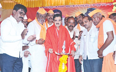 ಬಸವಕಲ್ಯಾಣ ತಾಲೂಕಿನ ಉರ್ಕಿ ಗ್ರಾಮದಲ್ಲಿ ಹಮ್ಮಿಕೊಂಡಿದ್ದ ಶ್ರೀ ನಂದಿ ಬಸವಣ್ಣ ಮೂರ್ತಿ ಪ್ರಾಣ ಪ್ರತಿಷ್ಠಾಪನೆ ಸಮಾರಂಭವನ್ನು ಶ್ರೀ ಡಾ. ಚನ್ನವಿರ ಶಿವಾಚಾರ್ಯರು ಉದ್ಘಾಟಿಸಿದರು. ಜಗನ್ನಾಥ ಪಾಟೀಲ ಮಂಠಾಳ, ಪುಷ್ಪರಾಜ ಹಾರಕೂಡೆ, ಸಂಗಮೇಶ ನಂದಿ, ಭದ್ರಯ್ಯ ಸ್ವಾಮಿ, ಅಂದಪ್ಪ ಖಸಗೆ, ಜಗನ್ನಾಥ ಮುಗಳೆ ಇದ್ದರು.
