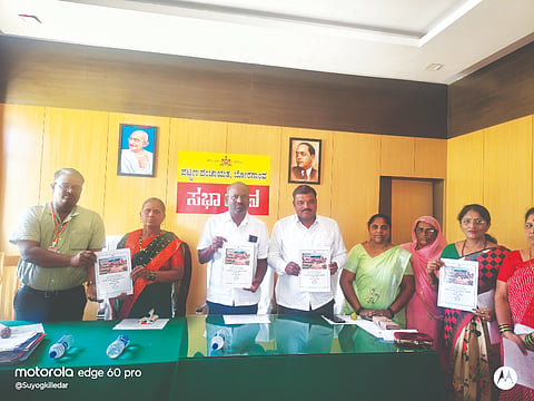 ಬೋರಗಾಂವ ಪಪಂನ ಬಜೆಟ್ ಪುಸ್ತಕವನ್ನು ಪಪಂ ಅಧ್ಯಕ್ಷ ದಿಗಂಬರ್ ಕಾಂಬಳೆ, ಭಾರತಿ ವಾಸವಾಡೆ, ಪ್ರದೀಪ ಮಾಳಿ, ಎಸ್.ಬಿ.ತೊಡಕರ, ಶೋಭಾ ಹಾವಲೆ ಹಾಗೂ ಇತರರು ಪ್ರದರ್ಶಿಸಿದರು.