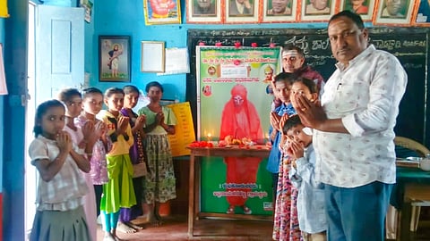 ಬೆಟ್ಟದಪುರ ಸಮೀಪದ ಅಲ್ಪನಾಯಕನಹಳ್ಳಿ ಗ್ರಾಮದ ಸರ್ಕಾರಿ ಪ್ರಾಥಮಿಕ ಶಾಲೆಯಲ್ಲಿ ಬುಧವಾರ ತ್ರಿವಿಧ ದಾಸೋಹಿ ಶ್ರೀ ಶಿವಕುಮಾರ ಸ್ವಾಮಿಗಳ ದಾಸೋಹ ದಿನವನ್ನು ಆಚರಣೆ ಮಾಡಲಾಯಿತು. 