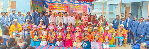  ಬೆಟ್ಟದಪುರದ ಎಸ್‌ಎಂಎಸ್ ವಿದ್ಯಾಸಂಸ್ಥೆಯಲ್ಲಿ ಆಯೋಜಿಸಿದ್ದ ಪ್ರತಿಭಾ ಪುರಸ್ಕಾರ ಕಾರ್ಯಕ್ರಮದಲ್ಲಿ ದ್ವಿತೀಯ ಪಿಯುಸಿ, ಎಸ್‌ಎಸ್‌ಎಲ್‌ಸಿ ಪರೀಕ್ಷೆಯಲ್ಲಿ ಅತೀ ಹೆಚ್ಚು ಅಂಕಗಳಿಸಿದ ವಿದ್ಯಾರ್ಥಿಗಳಿಗೆ ಅಭಿನಂದನೆ ಸಲ್ಲಿಸಲಾಯಿತು.