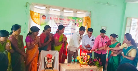 ಬೆಟ್ಟದಪುರ ಸಮೀಪದ ಬೆಕ್ಕರೆ ಗ್ರಾಮದ ಶ್ರೀ ದುರ್ಗಾ ಜ್ಞಾನವಿಕಾಸ ಕೇಂದ್ರದ ವಾರ್ಷಿಕೋತ್ಸವ ಕಾರ್ಯಕ್ರಮ ಉದ್ಘಾಟನೆ ಸಂದರ್ಭ ಆರೋಗ್ಯ ಇಲಾಖೆ ನಿರೀಕ್ಷಕ ಎಚ್.ಎಸ್ ರವಿ, ಧರ್ಮಸ್ಥಳ ಗ್ರಾಮಾಭಿವೃದ್ಧಿ ಯೋಜನೆ ವಲಯ ಮೇಲ್ವಿಚಾರಕ ವಿನಾಯಕ, ಸಮನ್ವಯಾಧಿಕಾರಿ ಸವಿತಾ, ಒಕ್ಕೂಟದ ಅಧ್ಯಕ್ಷೆ ಅನಸೂಯಾ ಇತರರು ಇದ್ದರು.