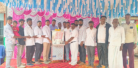 ಬೆಟ್ಟದಪುರ ಸಮೀಪದ ಸಾಲುಕೊಪ್ಪಲು ಗ್ರಾಮದ ಸರ್ಕಾರಿ ಹಿರಿಯ ಪ್ರಾಥಮಿಕ ಶಾಲೆಗೆ ಹಿರಿಯ ವಿದ್ಯಾರ್ಥಿಗಳವತಿಯಿಂದ ಶುದ್ಧ ಕುಡಿಯುವ ನೀರಿನ ಘಟಕವನ್ನು ಶಾಲೆಗೆ ಕೊಡುಗೆಯಾಗಿ ನೀಡಲಾಯಿತು. ಶಾಲಾಭಿವೃದ್ಧಿ ಸಮಿತಿ ಅಧ್ಯಕ್ಷ ಶಿವರಾಜು, ಮುಖ್ಯಶಿಕ್ಷಕ ಕೆ.ಸಿ ಸತೀಶ್, ಹಿರಿಯ ವಿದ್ಯಾರ್ಥಿಗಳಾದ ವಿಷ್ಣು ಅಶೋಕ್, ಧನುಪಾಲ್ ಬಸವರಾಜು ಇತರರು ಇದ್ದರು. 