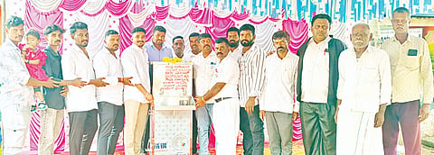 ಬೆಟ್ಟದಪುರ ಸಮೀಪದ ಸಾಲುಕೊಪ್ಪಲು ಗ್ರಾಮದ ಸರ್ಕಾರಿ ಹಿರಿಯ ಪ್ರಾಥಮಿಕ ಶಾಲೆಗೆ ಹಿರಿಯ ವಿದ್ಯಾರ್ಥಿಗಳವತಿಯಿಂದ ಶುದ್ಧ ಕುಡಿಯುವ ನೀರಿನ ಘಟಕವನ್ನು ಶಾಲೆಗೆ ಕೊಡುಗೆಯಾಗಿ ನೀಡಲಾಯಿತು. ಶಾಲಾಭಿವೃದ್ಧಿ ಸಮಿತಿ ಅಧ್ಯಕ್ಷ ಶಿವರಾಜು, ಮುಖ್ಯಶಿಕ್ಷಕ ಕೆ.ಸಿ ಸತೀಶ್, ಹಿರಿಯ ವಿದ್ಯಾರ್ಥಿಗಳಾದ ವಿಷ್ಣು ಅಶೋಕ್, ಧನುಪಾಲ್ ಬಸವರಾಜು ಇತರರು ಇದ್ದರು. 