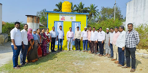 ಬೆಟ್ಟದಪುರ ಸಮೀಪದ ಹಲಗನಹಳ್ಳಿ ಸರ್ಕಾರಿ ಪದವಿಪೂರ್ವ ಕಾಲೇಜು ಪ್ರೌಢಶಾಲಾ ವಿಭಾಗಕ್ಕೆ ಸುಮಾರು 1.80 ಲಕ್ಷ ರೂ., ವೆಚ್ಚದಲ್ಲಿ ಡೆಕ್ಕನ್ ಟೊಬಾಕೋ ಕಂಪನಿವತಿಯಿಂದ ಉಚಿತವಾಗಿ ನಿರ್ಮಿಸಲಾಗಿರುವ ಹೈಟೆಕ್ ಶೌಚಗೃಹ ಹಸ್ತಾಂತರ ಮಾಡಲಾಯಿತು. ಅಪೊಚ್ ಪಾಷಾ, ಪರ್ವೀಜ್ ಪಾಷಾ, ಶ್ರೀನಿವಾಸ್, ಸುನಿಲ್ ಇತರರಿದ್ದರು.