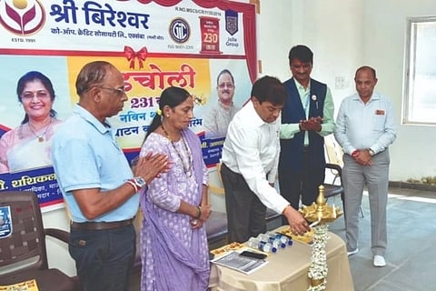 ಗೋವಾ ರಾಜ್ಯದ ಡಿಚೋಲಿಯಲ್ಲಿ ಯಕ್ಸಂಬಾದ ಬೀರೇಶ್ವರ ಸಹಕಾರ ಸಂಸ್ಥೆಯ ೨೩೧ನೇ ಶಾಖೆಯನ್ನು ರಾಜ್ಯ ಬಿಜೆಪಿ ಅಧ್ಯಕ್ಷ ದಾಮುಜಿ ನಾಯಿಕ ಉದ್ಘಾಟಿಸಿದರು. ದೀಪಾ ಪಾಳ, ರಂಜನಾ ವೈಗಂಕರ, ಬಹದ್ದೂರ ಗುರವ ಇತರರಿದ್ದರು.