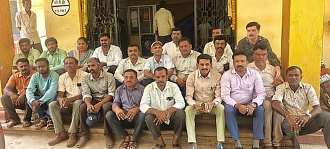 ಸರ್ಕಾರದಿಂದ ಪರವಾನಗಿ ಪಡೆದ ಭೂ ಮಾಪಕರು ವಿವಿಧ ಬೇಡಿಕೆಗಳಿಗೆ ಆಗ್ರಹಿಸಿ ದೊಡ್ಡಬಳ್ಳಾಪುರದ ತಾಲೂಕು ಕಚೇರಿ ಮುಂಭಾಗ ಪ್ರತಿಭಟನೆ ನಡೆಸಿದರು. ಭೂ ಮಾಪಕರಾದ ರಾಜಶೇಖರ್​, ಕಾಂತರಾಜು, ಮಂಜುನಾಥ, ಜಯಶಂಕರ್​, ಪ್ರಸಾದ್​ , ಗುರುರಾಜು, ರೈತ ಕೆಸ್ತೂರು ರಮೇಶ್​, ನರಸಿಂಹಮೂರ್ತಿ, ವಾಸು ಮತ್ತಿತ್ತರರು ಇದ್ದರು.