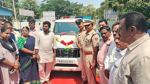 ದೊಡ್ಡಬಳ್ಳಾಪುರದ ಗ್ರಾಮಾಂತರ ಠಾಣಾ ಆವರಣದಲ್ಲಿ ಪೊಲೀಸ್​ ಇಲಾಖೆಗೆ ಶಾಸಕ ಧೀರಜ್​ ಮುನಿರಾಜು ವಾಹನವನ್ನು ಹಸ್ತಾಂತರ ಮಾಡಿದರು. ಡಿವೈಎಸ್ಪಿ ಪಾಂಡುರಂಗ, ಇನ್​ಸ್ಪೆಕ್ಟರ್​ ಎಂ.ಬಿ.ನವೀನ್​ ಕುಮಾರ್​, ಬಿಜೆಪಿ ತಾಲೂಕು ಅಧ್ಯಕ್ಷ ನಾಗೇಶ್​, ನಗರಸಭಾ ಸದಸ್ಯರಾದ ಪದ್ಮನಾಭ, ಬಂತಿ ವೆಂಕಟೇಶ್​, ಹಂಸಪ್ರಿಯಾ ಇದ್ದರು.