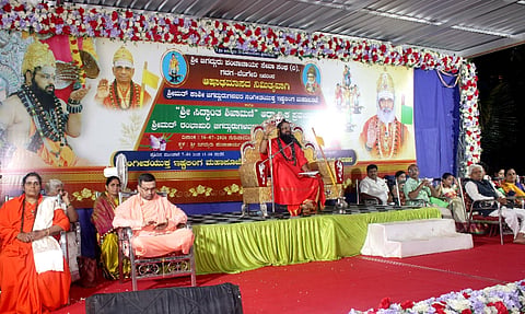   ನಗರದ ಮಾಂಗಲ್ಯ ಮಂದಿರದಲ್ಲಿ ಏರ್ಪಡಿಸಿರು ಸಿದ್ಧಾಂತ ಶಿಖಾಮಣಿ ಆಧ್ಯಾತ್ಮಿಕ ಪ್ರವಚನ ಮಾಲಿಕೆಯಲ್ಲಿ ಕಾಶೀ ಜಗದ್ಗುರುಗಳು ಮಾತನಾಡಿದರು. ಮಲ್ಲಿಕಾರ್ಜುನ ಶಿವಾಚಾರ್ಯ ಸ್ವಾಮಿಗಳು, ಸಂಗಮ್ಮ ಹಿರೇಮಠ, ಮಲ್ಲಿಕಾರ್ಜುನ ಸಂತೋಜಿ, ವೀರಣ್ಣ ಕರಿಬಿಷ್ಠಿ, ನಾಗನಗೌಡ ನಾಗಲಾಪೂರ, ಕಾಂಚನಾಮಾಲಾ ಬಾಳಿಹಳ್ಳಿಮಠ, ಮಾಲಕ್ಕ ಮಸಗಿ ಇತರರು ಇದ್ದರು.