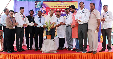   ಗದಗ ಡಯಟ್​ ಆವರಣದಲ್ಲಿ ಜಿಲ್ಲಾಡಳಿತ, ಜಿಪಂ ಹಾಗೂ ಸಮಗ್ರ ಶಿಣ ಇಲಾಖೆ ಸಹಯೋಗದಲ್ಲಿ ಶನಿವಾರ 9 ರಿಂದ 12ನೇ ತರಗತಿಯ ವಿದ್ಯಾಥಿರ್ಗಳಿಗೆ ಏರ್ಪಡಿಸಲಾಗಿದ್ದ ಕೆರಿಯರ್​ ಮೇಳವನ್ನು ಜಿಲ್ಲಾಧಿಕಾರಿ ಸಿ.ಎನ್​. ಶ್ರೀಧರ ಉದ್ಘಾಟಿಸಿದರು. ಡಾ. ಜಿ. ಎಚ್​.ಇಮ್ರಾಪೂರ,   ವಿ. ವಿ. ನಡುವಿನಮನಿ, ಬಿ. ಎ್​.ಅರವಟಗಿ,  ಕೆ. ವೈ. ವಿಭೂತಿ, ವಿಜಯ ಕಿರೇಸೂರ, ಶೈಲಜಾ ತಟ್ಟಿ,  ಶ್ರೀನಿವಾಸ ಕುಲಕಣಿರ್, ಎಚ್​. ಬಿ. ರಡ್ಡೇರ, ಯಲ್ಲಪ್ಪ ಹಂದ್ರಾಳ, ಜಿ. ಡಿ. ದಾಸರ, ಕೆ. ಎಸ್​. ಹೂಲಗೇರಿ, ಸುಧಾ ಬನಿಕಲ್​, ಅಧೀಕ ಪ್ರಶಾಂತ ಸರ್ವಂದ, ಎಸ್​. ಆರ್​. ನದಾ ಇತರರು ಇದ್ದರು.