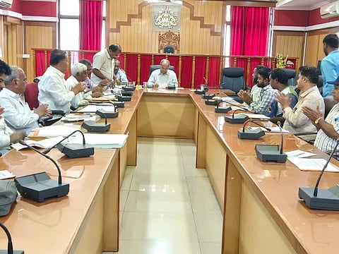 ಸರ್ಕಾರಿ ಶಾಲೆಗಳನ್ನು ಕರ್ನಾಟಕ ಪಬ್ಲಿಕ್​ ಶಾಲೆಗಳನ್ನಾಗಿ ಅಭಿವೃದ್ಧಿಪಡಿಸಲು ಜಿಲ್ಲಾಡಳಿತ ಭವನದಲ್ಲಿ ಸಿಎಸ್​ಆರ್​ ಸಭೆ ಜರುಗಿತು. ಸಿ.ಎನ್​. ಶ್ರೀಧರ, ಆರ್​. ಎಸ್​. ಬುರಡಿ, ಸಿ.ಆರ್​. ಮುಂಡರಗಿ, ಡಾ. ಶರಣು ಗೊಗೇರಿ, ಎಲ್ಲಾ ಸಮುದಾಯ ಉದ್ಯಮಿಗಳು, ಕಾಪೋರೇಟ ಕಂಪನಿಯ ಅಧಿಕಾರಿಗಳು ಇದ್ದರು.  