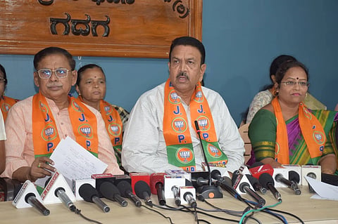  ಗದಗ ಪತ್ರಿಕಾ ಭವನದಲ್ಲಿ ಶಾಸಕ ಸಿ.ಸಿ. ಪಾಟೀಲ ಸುದ್ದಿಗೋಷ್ಟಿ ನಡೆಸಿದರು. ಎಸ್​.ವಿ. ಸಂಕನೂರು, ರಾಜು ಕುರುಡಗಿ, ನಿರ್ಮಲಾ ಕೊಳ್ಳಿ, ವಿದ್ಯಾವತಿ ಗಡಗಿ, ವಿಜಯಲಕ್ಷಿ$್ಮ ಮಾನ್ವಿ ಸೇರಿದಂತೆ ಹಲವರು ಇದ್ದರು.
