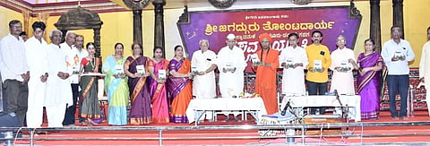 ಗದಗ ತೊಂಟದಾರ್ಯ ಮಠದಲ್ಲಿ ಜರುಗಿದ ಬಸವ ಜಯಂತಿ ಕಾರ್ಯಕ್ರಮದಲ್ಲಿ ವಿವಿಧ ಕೃತಿಗಳನ್ನು ಬಿಡುಗಡೆ ಮಾಡಲಾಯಿತು. ತೋಂಟದ ಶ್ರೀಗಳು, ವೀರೇಶ ಬುಳ್ಳಾ, ಮಲ್ಲಿಕಾರ್ಜುನ ನೇಗಿನಹಾಳ, ಅತಾ ಹಿರೇಮಠ, ರಾಜಗೋಪಾಲ ಕಡ್ಲಿಕೊಪ್ಪ, ಕೊಟ್ಟೂರೇಶ್ವರ ಕೋರಿ, ಸುರೇಶ, ಪಾರ್ವತಿ ಹಾಲಬಾವಿ, ರಶ್ಮಿ ಅಂಗಡಿ, ವಿನಾಯಕ ಮಾನ್ವಿ, ಶಕುಂತಲಾ ಸಿಂಧೂರ, ಡಾ. ಉಮೇಶ ಪುರದ, ರಮೇಶ  ಕಲ್ಲನಗೌಡರ, ವಿವೇಕಾನಂದಗೌಡ ಪಾಟೀಲ, ದಾನಯ್ಯ ಗಣಾಚಾರಿ, ಕಳಸಾಪುರ ಶೆಟ್ಟರ, ಐ.ಬಿ. ಬೆನಕೊಪ್ಪ, ರತ್ನಕ್ಕ ಪಾಟೀಲ  ಇತರರು ಇದ್ದರು.