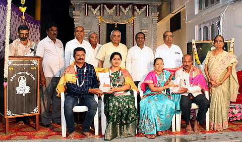   ನಗರದ ಶಿರಡಿ ಸಾಯಿಬಾಬಾ ಮಂದಿರದಲ್ಲಿ ಏರ್ಪಡಿಸಿದ್ದ ಶ್ರೀಸಾಯಿ ಸಚ್ಚರಿತ್ರೆ ಪ್ರವಚನ ಮಾಲಿಕೆಯಲ್ಲಿ ಸಾಧಕರನ್ನು ಸನ್ಮಾನಿಸಲಾಯಿತು. ಸಾಯಿಪ್ರಸಾದ ಶೆಟ್ಟರ, ರವಿಪ್ರಕಾಶ ರೆಡ್ಡಿ, ಸಿದ್ಧಲಿಂಗಪ್ಪ ಪಟ್ಟಣಶೆಟ್ಟಿ, ಮಹೇಶಗೌಡ ತಲೇಗೌಡ್ರ, ಅಮೃತ ವಾಲಿ ಇತರರು ಇದ್ದರು.
