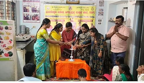 ಗದಗ ಭುವನೇಶ್ವರಿ ವಿಶೇಷ ಶಾಲೆಯಲ್ಲಿ ಹಮ್ಮಿಕೊಂಡಿದ್ದ ಸನ್ಮಾನ ಕಾರ್ಯಕ್ರಮನ್ನು ರಾಧಾ ಮಣ್ಣೂರು ಉದ್ಘಾಟಿಸಿದರು. ಶ್ರೀದೇವಿ ಎಸ್​.ಎನ್​, ಮಂಜುನಾಥ ಹದ್ದಣ್ಣವರ, ಗಗನ ರಡ್ಡೇರ, ಪ್ರಭಾವತಿ ರಡ್ಡೇರ, ನಜುಂಡ, ಶಂಕ್ರಮ್ಮ, ಶಾಂತಮ್ಮಾ, ವಿಶೇಷ ಮಕ್ಕಳು ಇದ್ದರು.  
