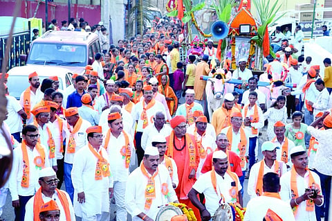 ಗೋಕಾಕದಲ್ಲಿ ಬಸವ ಜಯಂತಿ ಅಂಗವಾಗಿ ಬಸವೇಶ್ವರ ಭಾವಚಿತ್ರ ಮೆರವಣಿಗೆ ಜರುಗಿತು.