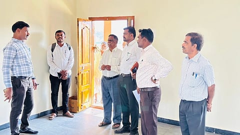  ಗುಳೇದಗುಡ್ಢ ಸಮೀಪದ ಪರ್ವತಿ ಗ್ರಾಮದ ಆರ್‌ಎಂಎಸ್‌ಎ ಸರ್ಕಾರಿ ಪ್ರೌಢ ಶಾಲೆಗೆ ಜಿ.ಪಂ. ಸಿಇಒ ಶಶಿಧರ ಕುರೇರ ಭೇಟಿ ಪರಿಶೀಲನೆ ನಡೆಸಿದರು. ಮುಖ್ಯಗುರು ಎಚ್.ಕೆ. ಗುಡೂರ, ತಾ.ಪಂ. ಇಒ ಮಲ್ಲಿಕಾರ್ಜುನ ಬಡಿಗೇರಿ, ತಾ.ಪಂ. ಎಡಿಆರ್ ರಾಮಚಂದ್ರ ಮೇತ್ರಿ ಇತರರಿದ್ದರು.