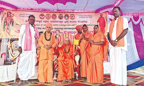  ಗುಳೇದಗುಡ್ಡ ಸಮೀಪದ ಹುಲಸಗೇರಿ ಗ್ರಾಮದಲ್ಲಿ ಮಾರುತೇಶ್ವರ ಆಶ್ರಮ ಜೀಣೋದ್ಧಾರ ಟ್ರಸ್ಟ್ ಕಮೀಟಿಯಿಂದ ಮಹಾಜಪಯಜ್ಞ ಕಾರ್ಯಕ್ರಮ ನಡೆಯಿತು. ಕಾಶಿ ಪೀಠದ ಜಗದ್ಗುರು ಡಾ. ಚಂದ್ರಶೇಖರ ಶಿವಾಚಾರ್ಯ ಮಹಾಸ್ವಾಮಿಗಳು, ಆಳಂದದ ಚನ್ನಬಸವ ಪಟ್ಟದೇವರು, ಅಮರೇಶ್ವರ ಮಠದ ಡಾ. ನೀಲಕಂಠ ಶಿವಾಚಾರ್ಯ ಮಹಾಸ್ವಾಮಿಗಳು ಇತರರಿದ್ದರು.