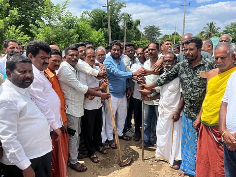 ಎಚ್.ಡಿ.ಕೋಟೆ ತಾಲೂಕಿನ ಮಚ್ಚೂರು ಗ್ರಾಮದಲ್ಲಿ 3.5 ಕೋಟಿ ರೂ. ವೆಚ್ಚದ ರಸ್ತೆ ಕಾಮಗಾರಿಗೆ ಶಾಸಕ ಅನಿಲ್ ಚಿಕ್ಕಮಾದು ಭೂಮಿಪೂಜೆ ನೆರವೇರಿಸಿದರು. ಹಸೀಲ್ದಾರ್ ಶ್ರೀನಿವಾಸ್, ಎಸಿಎಫ್ ಮಧು, ಮೈಮುಲ್ ನಿರ್ದೇಶಕ ಈರೇಗೌಡ, ಮುಖಂಡರಾದ ವಡ್ಡರಗುಡಿ ಚಿಕ್ಕಣ್ಣ, ಮಂಜುನಾಥ್, ಪರಶಿವಮೂರ್ತಿ, ಸೋಮೇಶ್, ಬಾಲಯ್ಯ, ಲೋಹಿತ್ ಇತರರು ಇದ್ದರು.