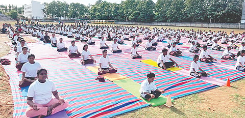 ಎಚ್.ಡಿ.ಕೋಟೆ ಪಟ್ಟಣದ ತಾಲೂಕು ಕ್ರೀಡಾಂಗಣದಲ್ಲಿ ಹಮ್ಮಿಕೊಂಡಿದ್ದ ವಿಶ್ವ ಯೋಗ ದಿನಾಚರಣೆ ಕಾರ್ಯಕ್ರಮದಲ್ಲಿ ಭಾಗವಹಿಸಿದ್ದ ವಿದ್ಯಾರ್ಥಿಗಳು.