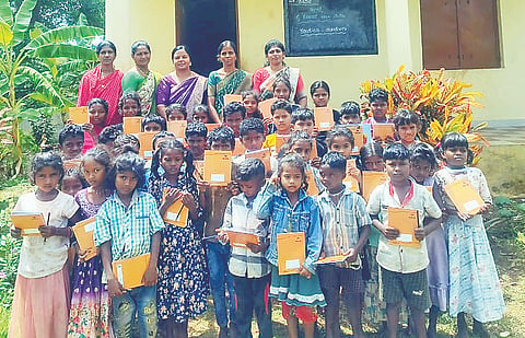 ಎಚ್.ಡಿ.ಕೋಟೆ ತಾಲೂಕಿನ ನಂಜನಾಯಕನಹಳ್ಳಿ ಕಾಲನಿ ಗ್ರಾಮದ ಸ.ಕಿ.ಪ್ರಾ.ಶಾಲೆ ಆವರಣದಲ್ಲಿ ಸಾವಿತ್ರಿ ಬಾಯಿ ಫುಲೆ ಶಿಕ್ಷಕಿಯರ ಸಂಘದ ವತಿಯಿಂದ ಶಾಲಾ ಮಕ್ಕಳಿಗೆ ಲೇಖನ ಸಾಮಗ್ರಿಗಳನ್ನು ವಿತರಿಸಲಾಯಿತು. ರೂಪಾ ಪ್ರಮೋದ್, ವಸಂತಾ, ಲೇಪಾಕ್ಷಿ ಇತರರು ಇದ್ದರು.