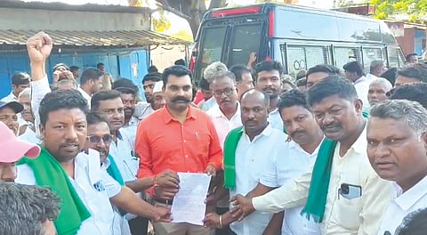 ಹಂದಿಗುಂದ ರಸ್ತೆ ಸರಿಪಡಿಸುವಂತೆ ಆಗ್ರಹಿಸಿ ರೈತರು ರಸ್ತೆ ಸಂಚಾರ ತಡೆದು ತಹಸೀಲ್ದಾರ್ ಮಹಾದೇವ ಸಣ್ಣಮುರಿಗೆ ಮನವಿ ಸಲ್ಲಿಸಿದರು. ಮಲ್ಲಿಕಾರ್ಜುನ ತೇಲಿ, ಸತ್ಯಪ್ಪ ಮಲ್ಲಾಪುರ, ಕಲ್ಲನಗೌಡ ಪಾಟೀಲ, ಮಲ್ಲಪ್ಪ ಅಂಗಡಿ ಇತರರಿದ್ದರು.