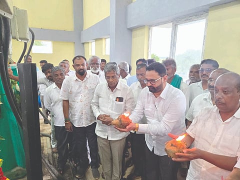 ಹುಕ್ಕೇರಿ ತಾಲೂಕಿನ ಯರನಾಳ ಬಳಿಯ ಶ್ರೀ ಅಡವಿಸಿದ್ಧೇಶ್ವರ ಏತ ನೀರಾವರಿ ಯೋಜನೆಯ ಪ್ರಾಯೋಗಿಕ ಪರೀಕ್ಷೆಗೆ ಶಾಸಕ ನಿಖಿಲ ಕತ್ತಿ ಪೂಜೆ ನೆರವೇರಿಸಿದರು.