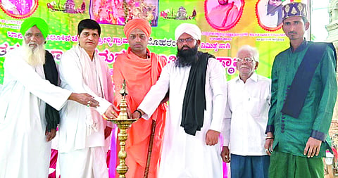 ಚಿಕ್ಕ ಅಂಗ್ರೋಳ್ಳಿ ಗ್ರಾಮದಲ್ಲಿ ಮೊಹರಂ ಅಂಗವಾಗಿ ಹಮ್ಮಿಕೊಂಡಿದ್ದ ಸರ್ವಧರ್ಮ ಭಾವೈಕ್ಯತಾ ಸಮ್ಮೇಳನ ಹಾಗೂ ನೂತನ ಪಂಜಾ ದೇವರ ಮೂರ್ತಿ ಪ್ರತಿಷ್ಠಾಪನಾ ಕಾರ್ಯಕ್ರಮಕ್ಕೆ ಗಣ್ಯರು ಚಾಲನೆ ನೀಡಿದರು. ಶಿವಪುತ್ರ ಸ್ವಾಮೀಜಿ, ಷರ್ೀ ಅಬ್ದುಲ್ ರಜಾಕ್ ಖಾದ್ರಿ, ಗುರುಪುತ್ರ ಮಹಾರಾಜರು, ಹಸೇನಸಾಬ್ ಮುಜಾವರ್ ಇತರರಿದ್ದರು.