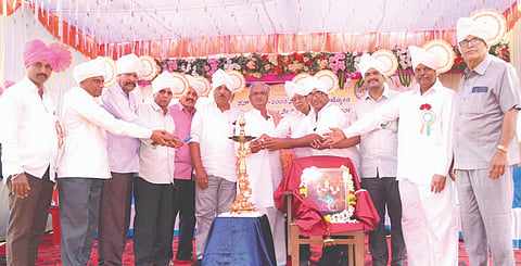 ಗಂದಿಗವಾಡ ಗ್ರಾಮದ ಪರಂಜ್ಯೋತಿ ಪ್ರೌಢಶಾಲೆಯಲ್ಲಿ ಹಮ್ಮಿಕೊಂಡಿದ್ದ ಗುರುವಂದನಾ ಮತ್ತು ಸ್ನೇಹ ಸಮ್ಮಿಲನ ಕಾರ್ಯಕ್ರಮವನ್ನು ಗಣ್ಯರು ಉದ್ಘಾಟಿಸಿದರು. ಉಮೇಶ ಮೂಲಿಮನಿ, ಎಸ್​.ಎಂ.ನಾಯ್ಕ ಇತರರಿದ್ದರು.