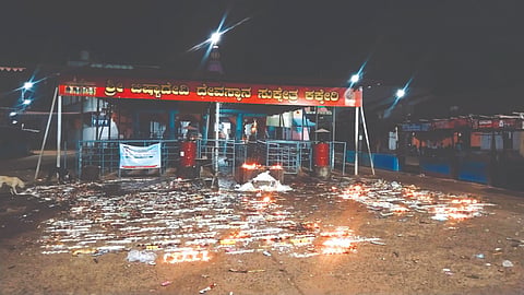 ಕಕ್ಕೇರಿಯ ಬಿಷ್ಟಾದೇವಿ ಹಾಗೂ ಸಹೋದರಿ ಮೂಕಮ್ಮದೇವಿ ಮಂದಿರ ಎದುರು ಕಾರ್ತಿಕ ಅಮಾವಾಸ್ಯೆ ನಿಮಿತ್ತ ದೀಪ ಹಚ್ಚಿರುವುದು.