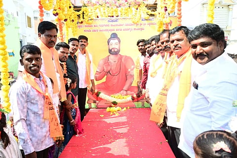 ಕಂಪ್ಲಿಯಲ್ಲಿ ಕಾಯಕಯೋಗಿ ಶ್ರೀ ಸಿದ್ಧರಾಮೇಶ್ವರ ಜಯಂತ್ಯುತ್ಸವ ಹಿನ್ನೆಲೆಯಲ್ಲಿ ಭಾವಚಿತ್ರದ ಮೆರವಣಿಗೆ ನಡೆಯಿತು