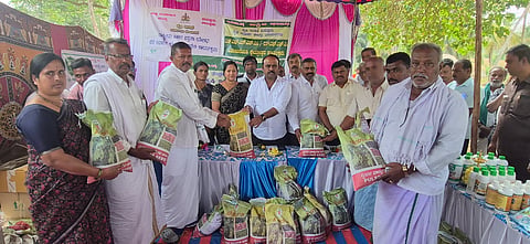 ಕರಡಕೆರೆ ಗ್ರಾಮದಲ್ಲಿ ಮದ್ದೂರಿನ ಕೃಷಿ ಇಲಾಖೆ, ಭಾರತೀನಗರದ ರೈತ ಸಂಪರ್ಕ ಕೇಂದ್ರ ವತಿಯಿಂದ ಸಿ.ಎ. ಕೆರೆ ಹೋಬಳಿಯ ವ್ಯಾಪ್ತಿಯ 150 ಕೃಷಿಕರಿಗೆ ಇಲಾಖೆ ವತಿಯಿಂದ ಕೃಷಿ ಪರಿಕರಗಳನ್ನು ಶಾಸಕ ಕದಲೂರು ಉದಯ್ ವಿತರಿಸಿದರು.