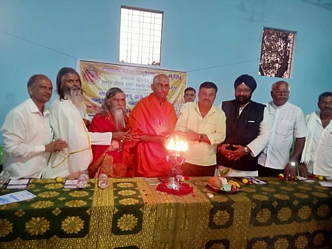 ಉತ್ತಮ ಆರೋಗ್ಯ ಮತ್ತು ಜೀವನ ಕ್ರಮ’ ಕುರಿತು ಜಾಗೃತಿ ಉಪನ್ಯಾಸ ಕಾರ್ಯಕ್ರಮವನ್ನು ಕೆಂಗೇರಿಯ ವಿಶ್ವ ಒಕ್ಕಲಿಗರ ಮಠದ ಪೀಠಾಧ್ಯಕ್ಷ ಡಾ. ನಿಶ್ಚಲಾನಂದನಾಥ ಸ್ವಾಮೀಜಿ ಉದ್ಘಾಟಿಸಿದರು. ಕೆ.ಎನ್.ಶಿವನಂಜಪ್ಪ,  ಕೆ.ಎಂ.ರೇಖಾ ಇತರರಿದ್ದರು.