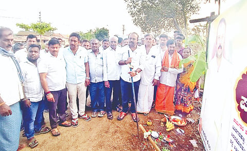 ಯಡಗನಹಳ್ಳಿ, ಸಬ್ಬನಹಳ್ಳಿ, ಕೆ.ಶೆಟ್ಟಹಳ್ಳಿ, ಯಲಾದಹಳ್ಳಿ ಮೂಲಕ ಬಿದರಹಳ್ಳಿ ಗ್ರಾಮಕ್ಕೆ ಸಂಪರ್ಕ ಕಲ್ಪಿಸುವ ರಸ್ತೆಗಳ ಅಭಿವೃದ್ಧಿಗೆ 1.30 ಕೋಟಿ ರೂ.ವೆಚ್ಚದ  ಕಾಮಗಾರಿಗೆ ಶಾಸಕ ಕದಲೂರು ಉದಯ್ ಭೂಮಿ ಪೂಜೆ ನೆರವೇರಿಸಿದರು.